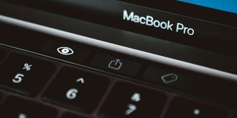 Спірний гаджет. Apple припинила випуск 13-дюймового MacBook Pro з Touch Bar