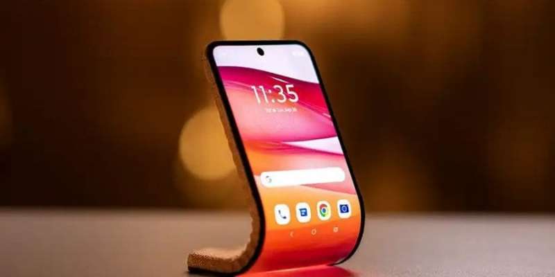 Унікальний гаджет. Motorola презентувала гнучкий смартфон, який можна обернути навколо руки як браслет