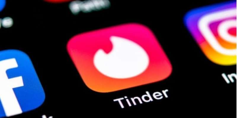 Удар по Tinder. Молодь повернулась до побачень без застосунків — дослідження