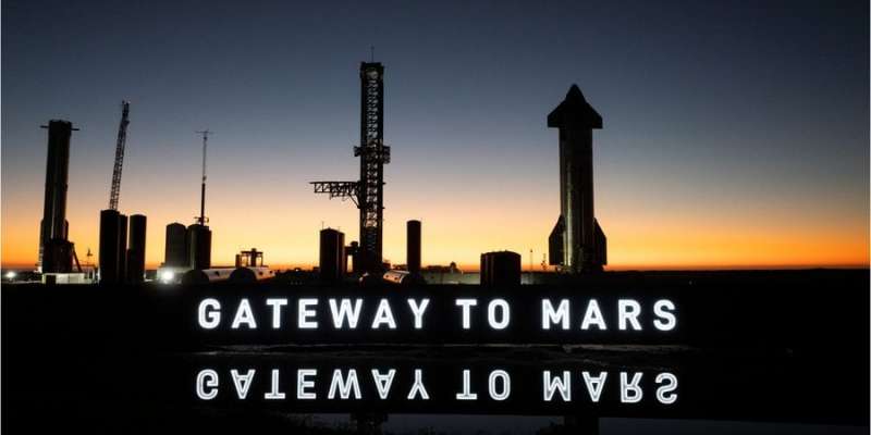Спроба номер три. SpaceX готується найбільшу ракету в світі до нового запуску — фото