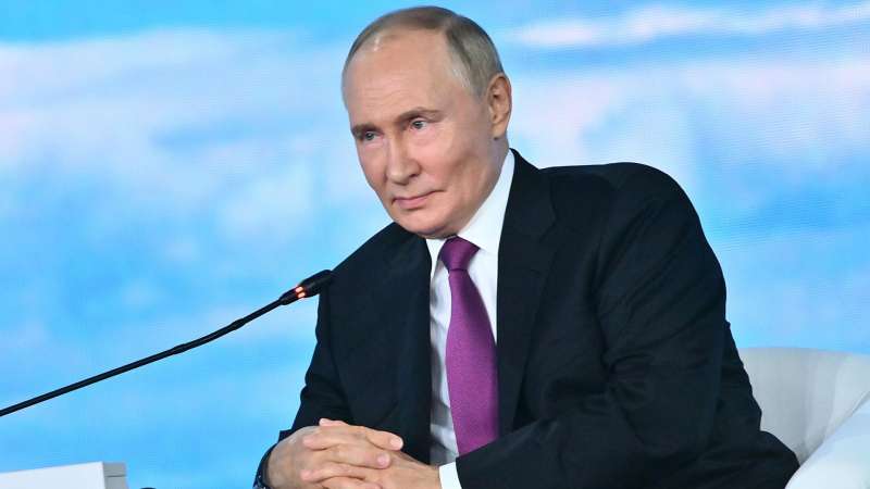 Экономика жива не ставкой единой, заявил Путин