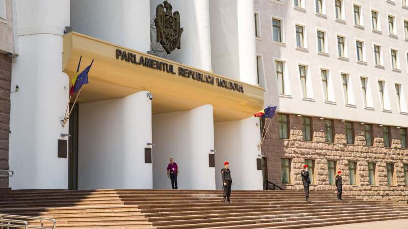 Парламент Молдавии не смог отправить в отставку правительство
