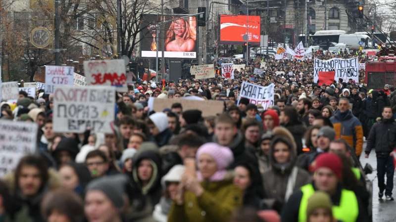 Протестующие в Сербии передали прокурору письма с требованием правосудия