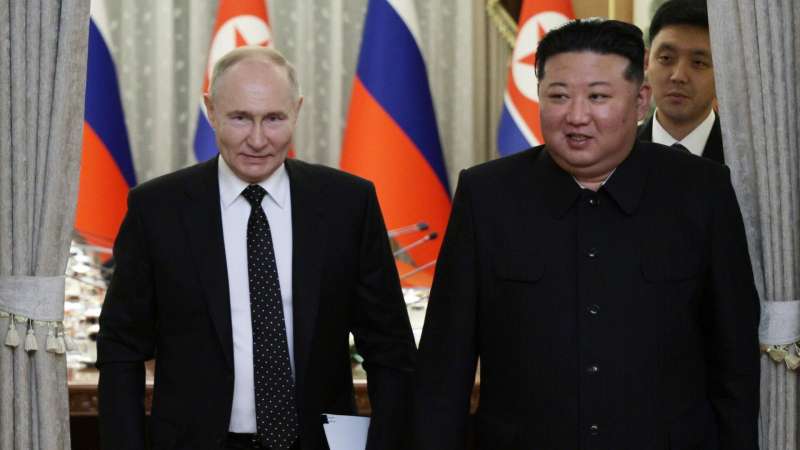Путин поздравил Ким Чен Ына с Новым годом