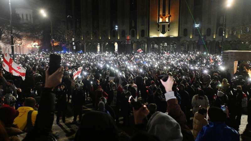 Спецназ разгоняет митинг у госуниверситета в Тбилиси