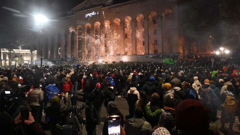 Сторонники оппозиции завершили митинг у парламента Грузии