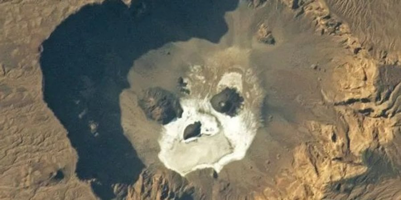 Вид з&nbsp;космосу. NASA показало моторошне фото вулканічної ями у&nbsp;формі черепа в&nbsp;пустелі Сахара